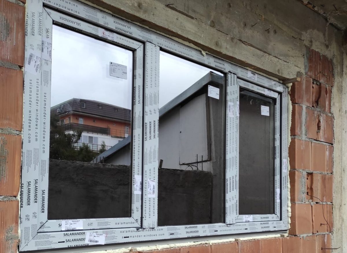Ferestre termopan montate într-o locuință, cu cercevele albe din PVC